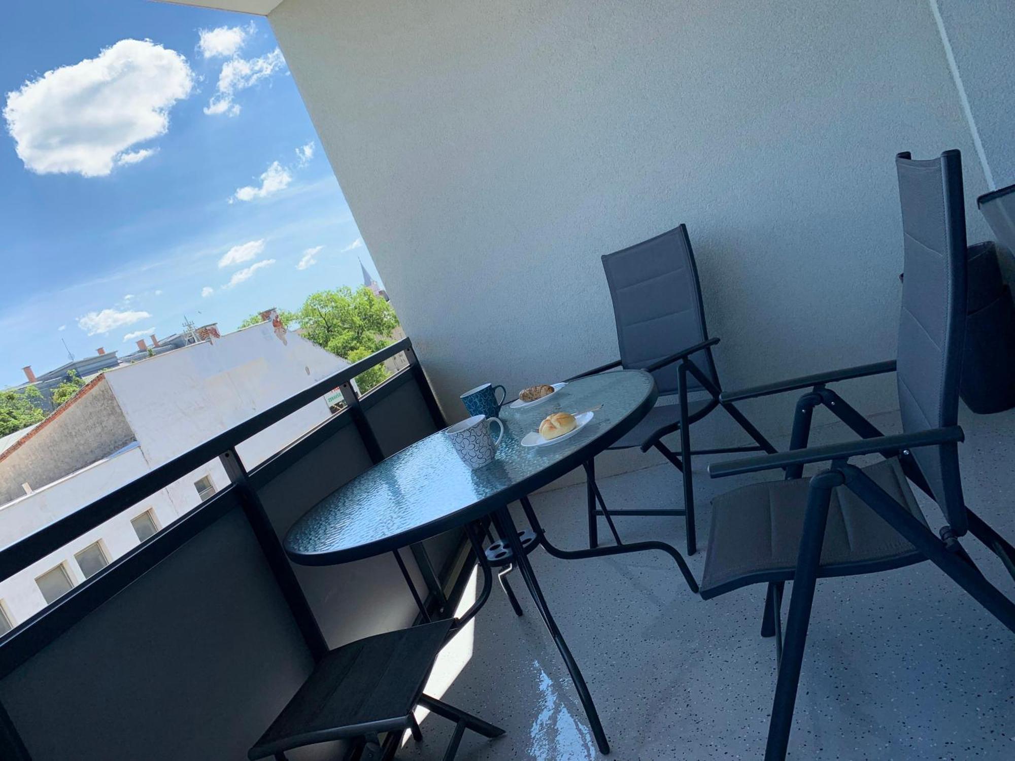 E2 Luxury Oldtown Apt - 2X Parking, Foodstore, Pcscreen, Netflix, Unlimited Music, Crib, Babychair, Fastwifi, Aircon Кошице Экстерьер фото